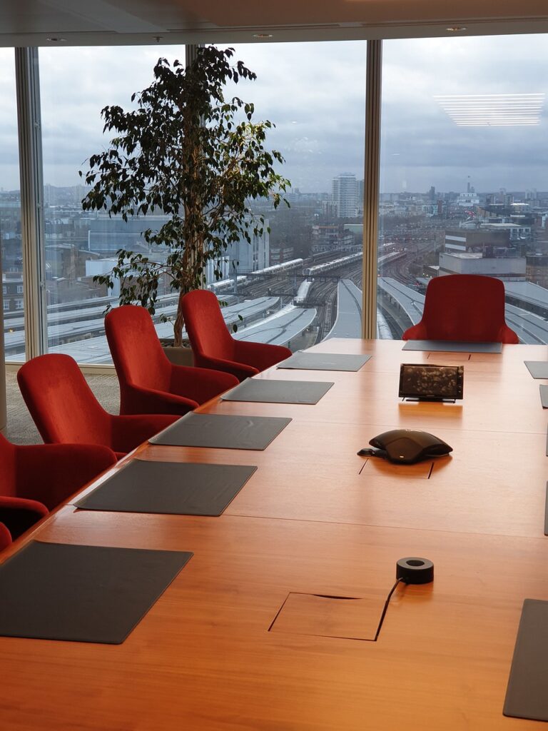 boardroom london office 5453288 768x1024 - ¿Sabes cuanto te cuesta esa reunión? ¿Es realmente necesaria?