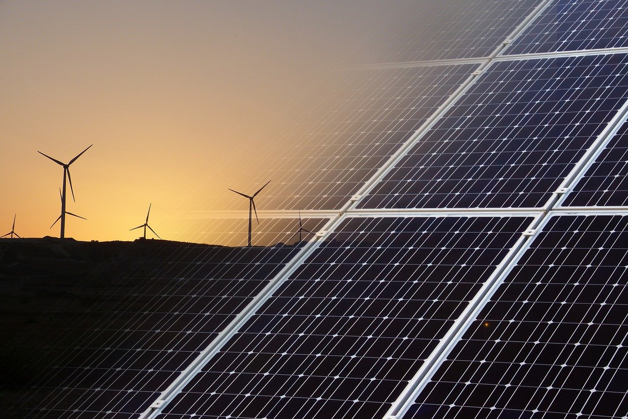 Batalla de energías verdes: Solar vs Eólica