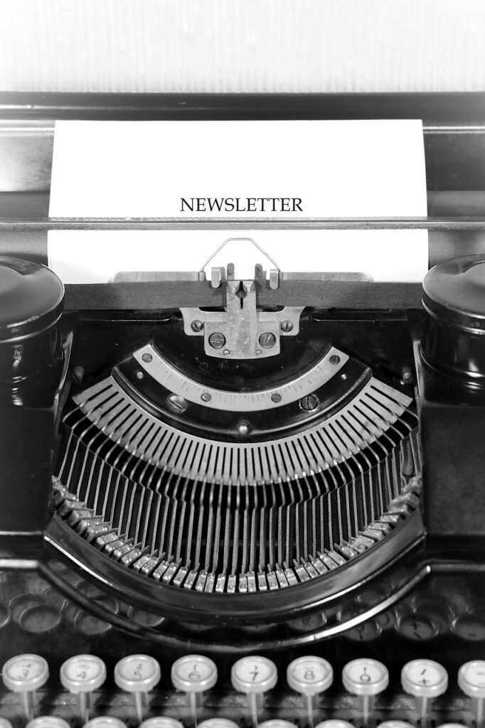 typewriter keys newsletter 5118880 682x1024 - Conoce nuestros secretos
